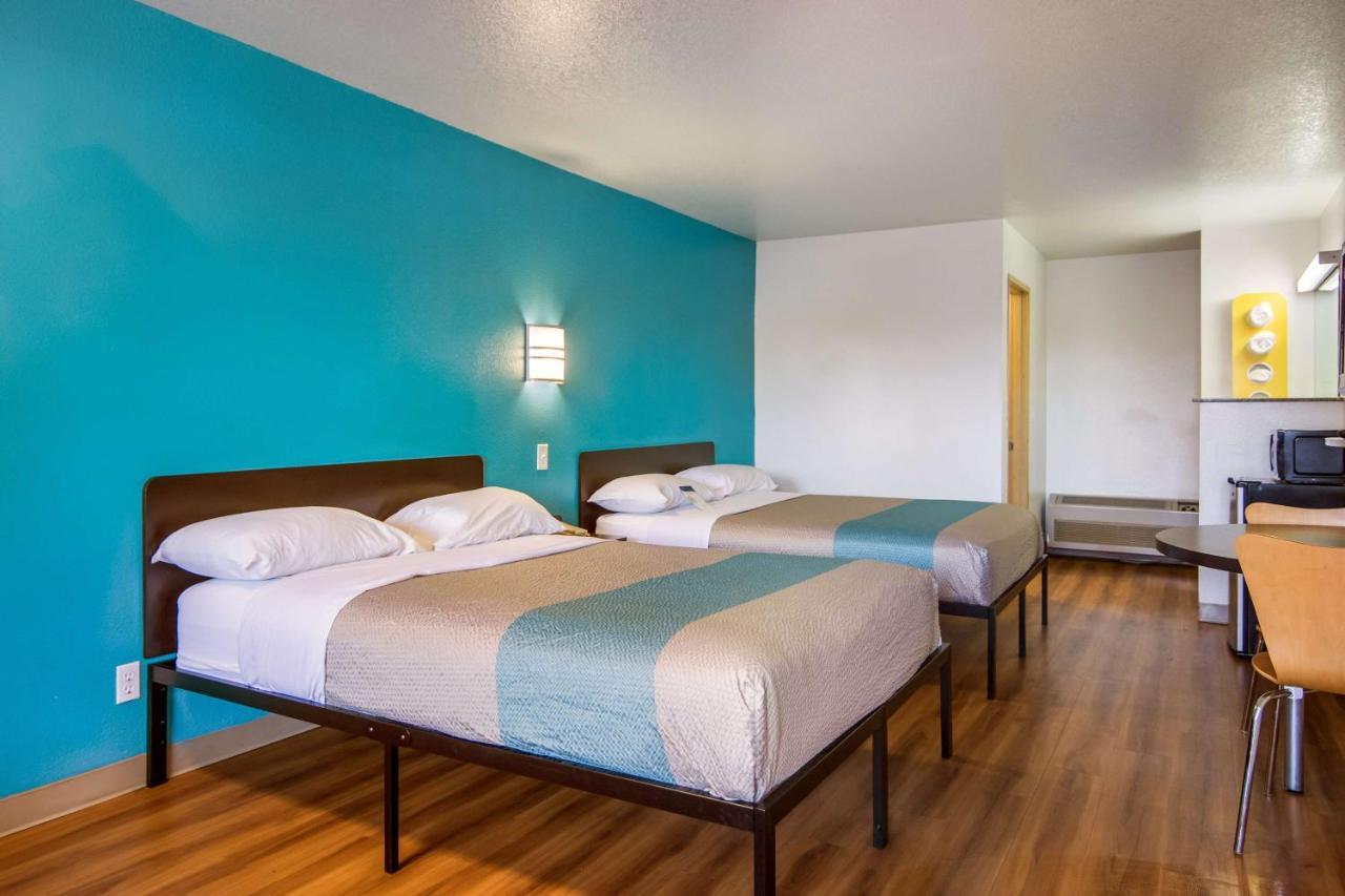 Hotel 6 Mall - 205