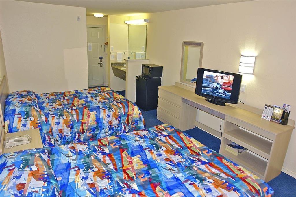 Hotel 6 Mall - 205 Portland