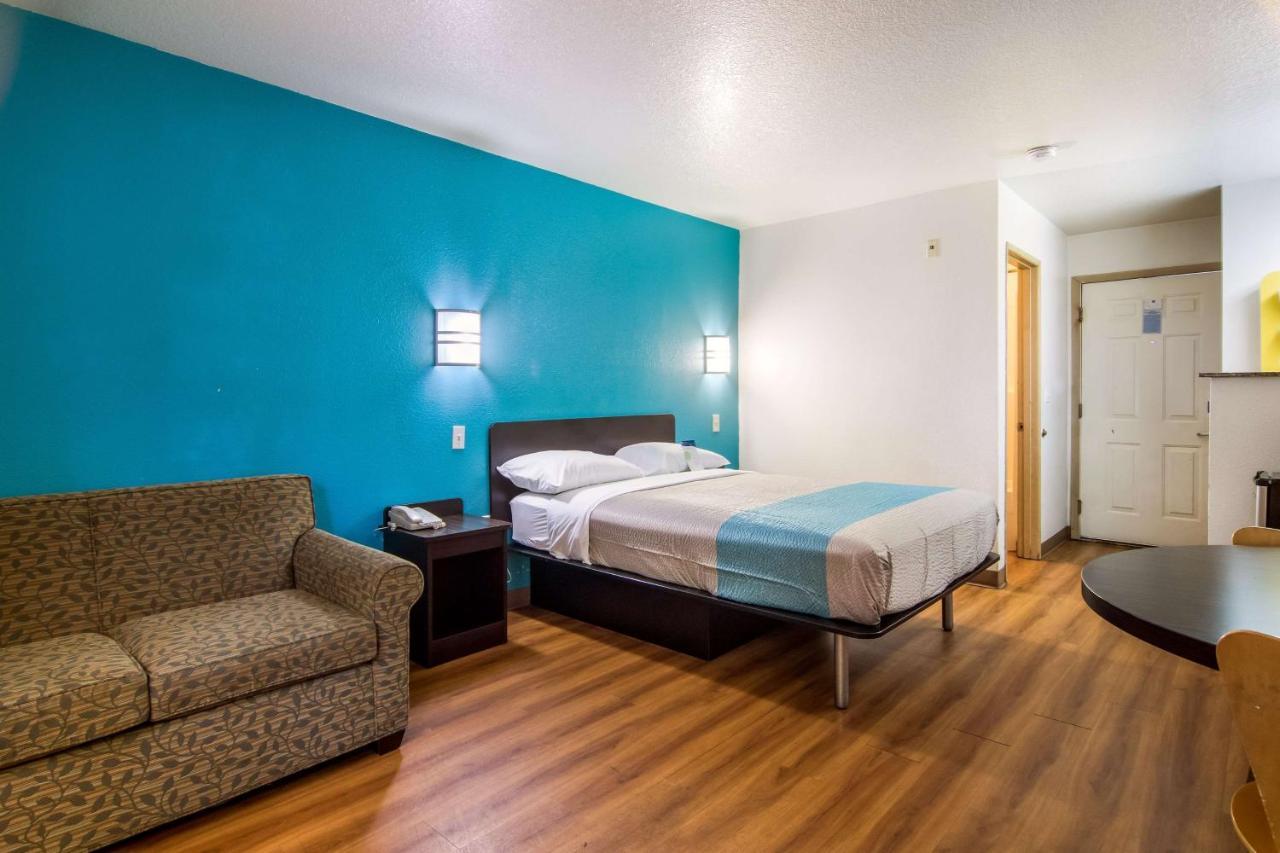 Hotel 6 Mall - 205 Portland