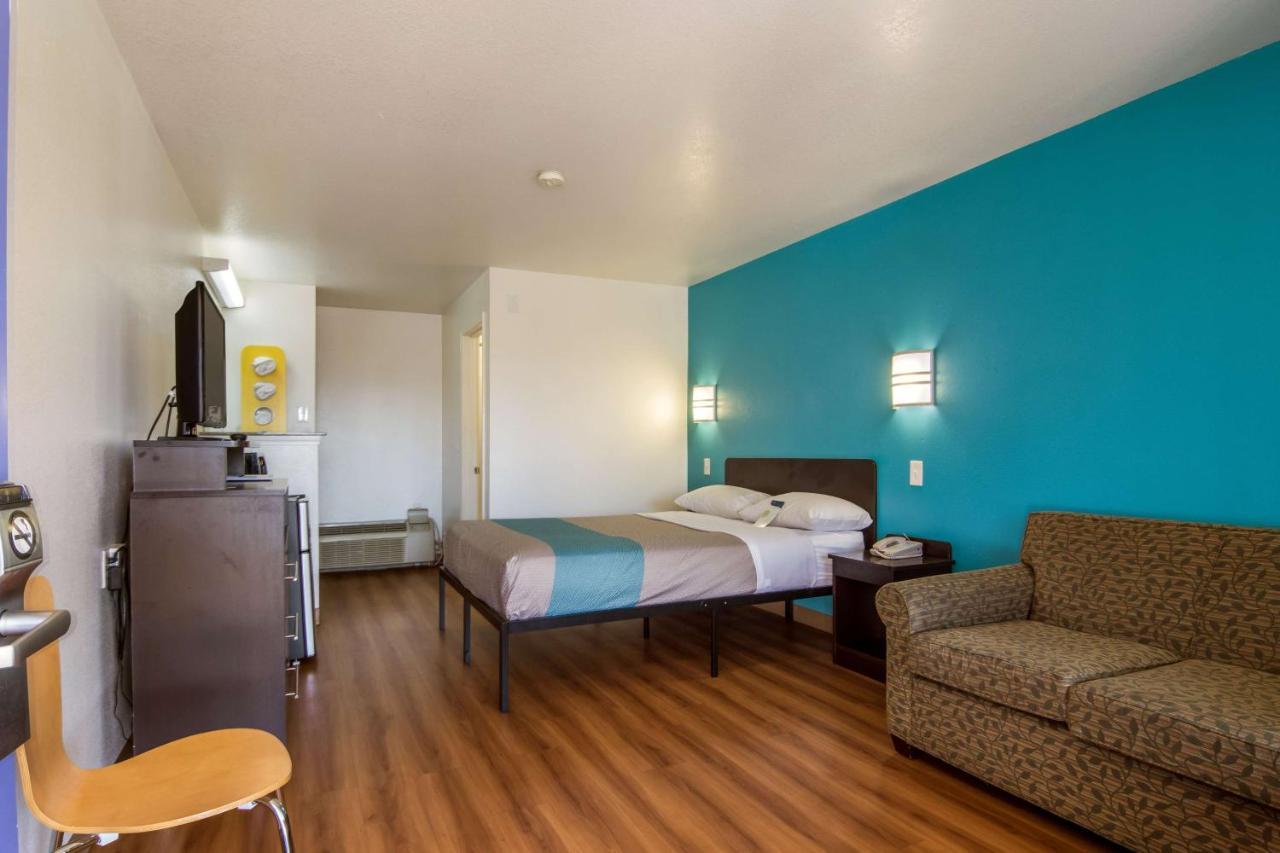 Hotel 6 Mall - 205 2*