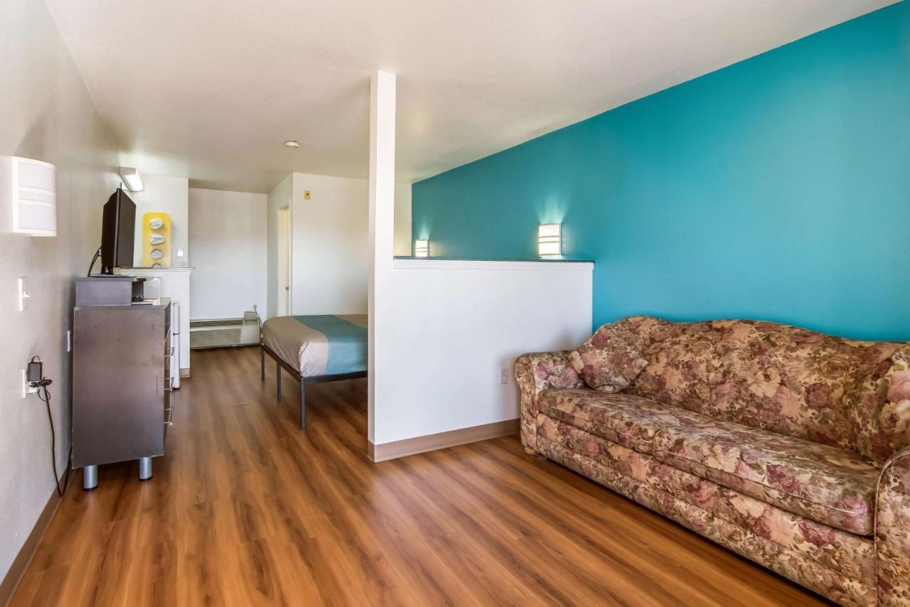 6 Mall - 205 Hotel