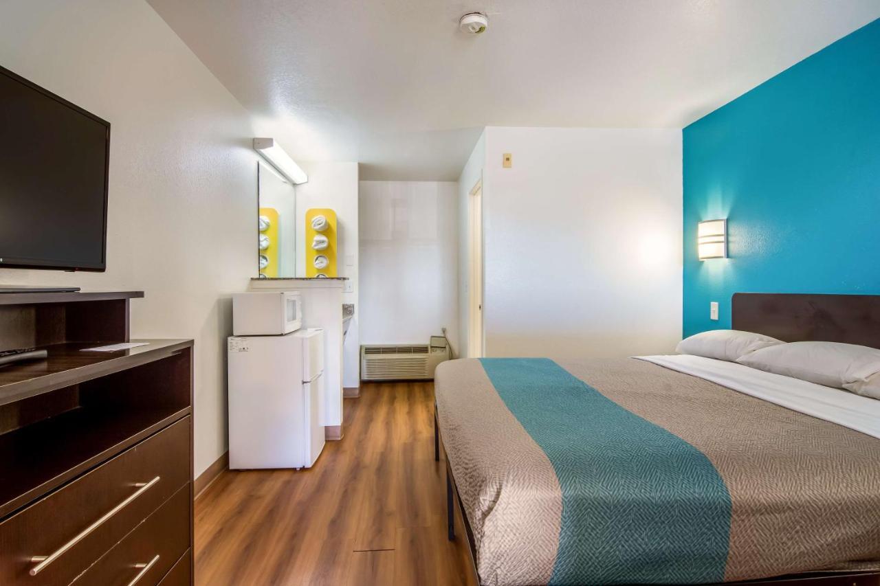 Hotel 6 Mall - 205 Portland