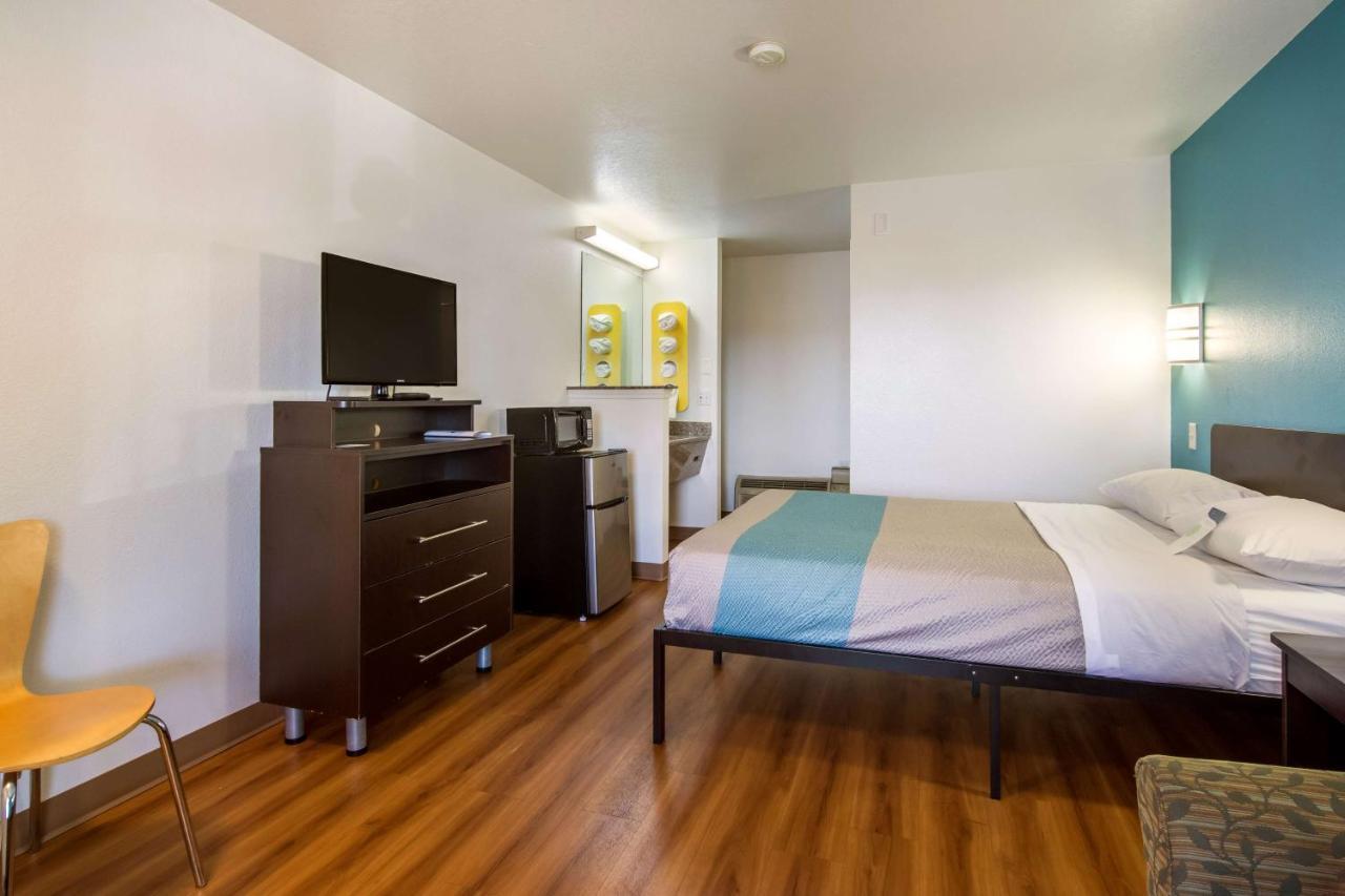 Hotel 6 Mall - 205 2*